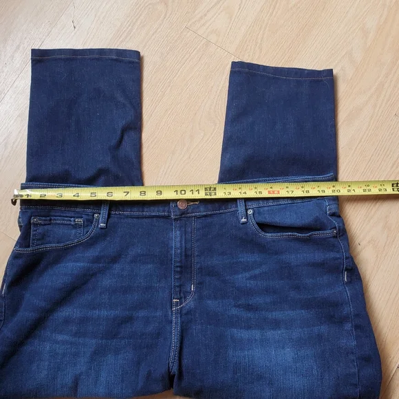 Signature by Levi's Strauss, Mid Rise Slim Woman's Plus Size 20M Denim Jeans. - Picture 5 of 8
